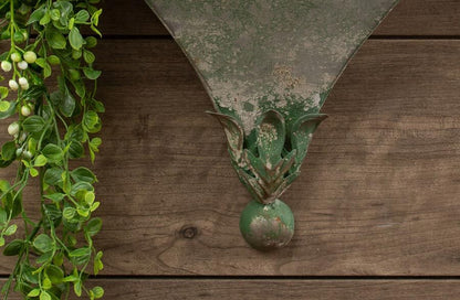 Rynx | Antique green cornice shelf