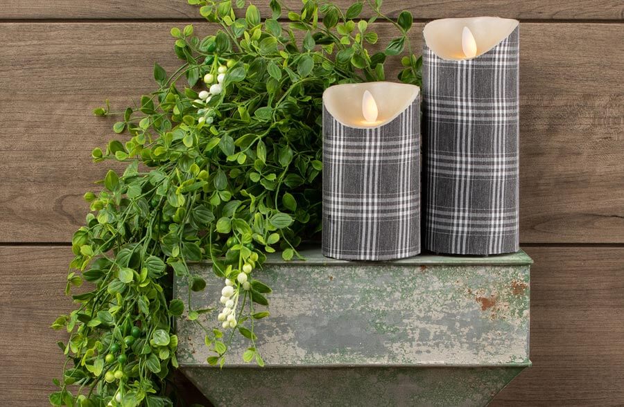 Rynx | Antique green cornice shelf