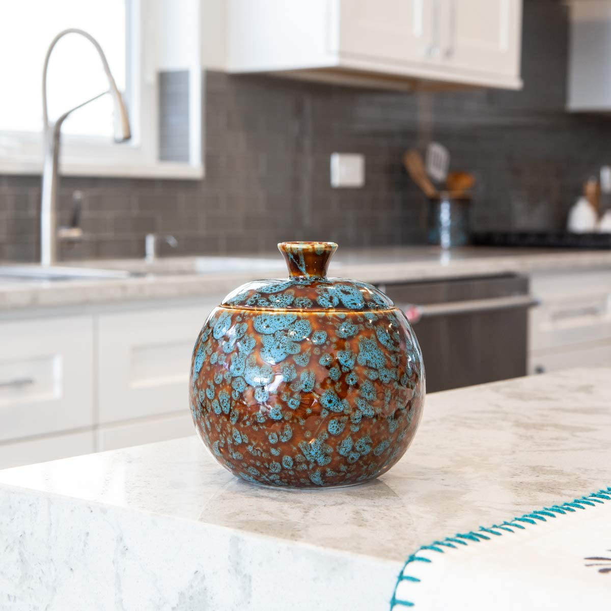 Rynx | Raised lifestyle fruit fly jar trap for kitchen - Decorative, effective, child- and pet-friendly (Marbled turquoise)