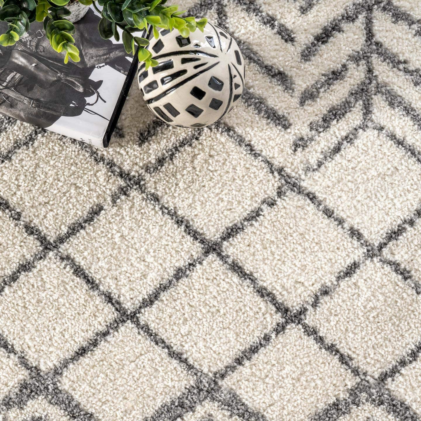 Rynx | nuLOOM Kenzie Geometric Diamond Rug, 4' x 6', Off-white