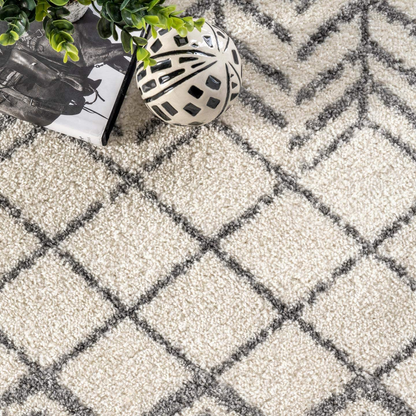 Rynx | nuLOOM Kenzie Geometric Diamond Rug, 4' x 6', Off-white