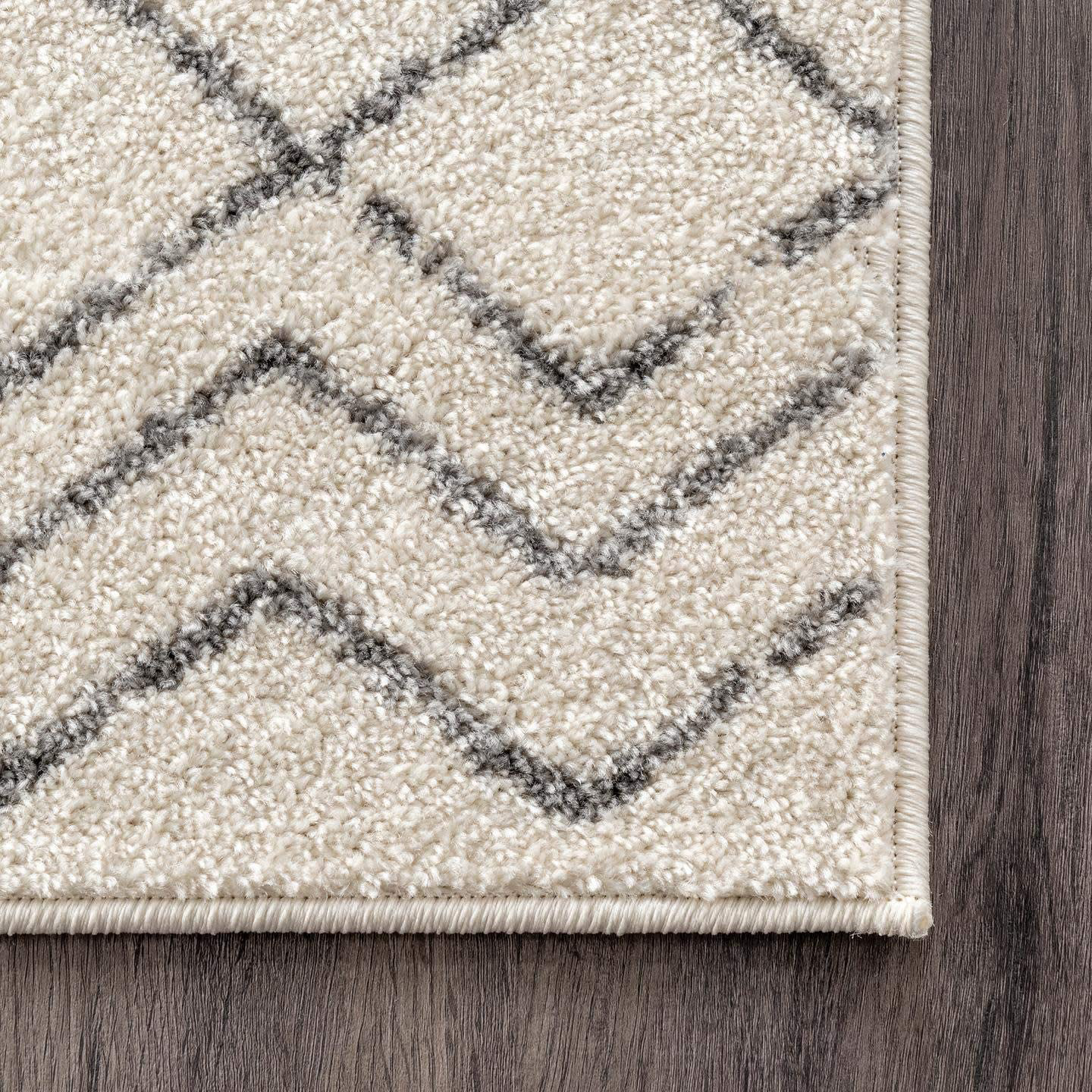 Rynx | nuLOOM Kenzie Geometric Diamond Rug, 4' x 6', Off-white