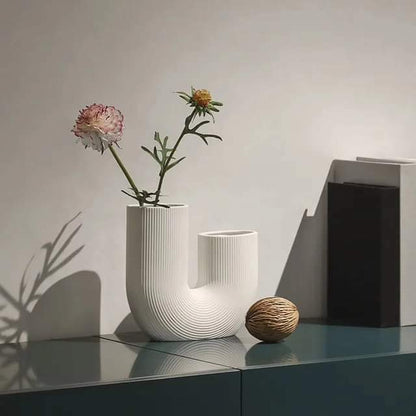 Rynx | U-shaped minimalist vase