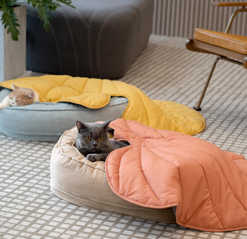 Rynx | Leaf-shaped Dog Blanket With Donut Dog Bed Luxury Dog Gifts