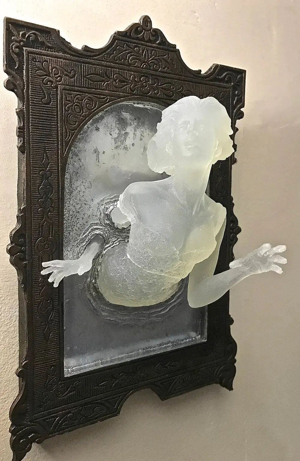 Rynx | Spirit in the Mirror – Shining 3D wall decoration made of resin for mysterious spaces