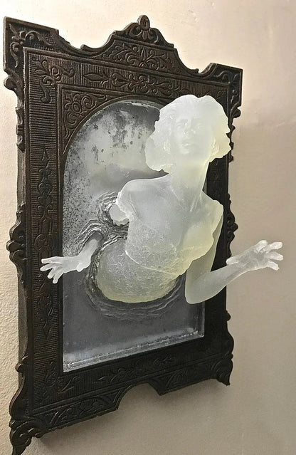 Rynx | Spirit in the Mirror – Shining 3D wall decoration made of resin for mysterious spaces