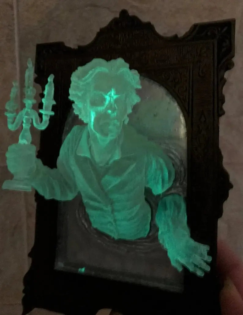 Rynx | Spirit in the Mirror – Shining 3D wall decoration made of resin for mysterious spaces