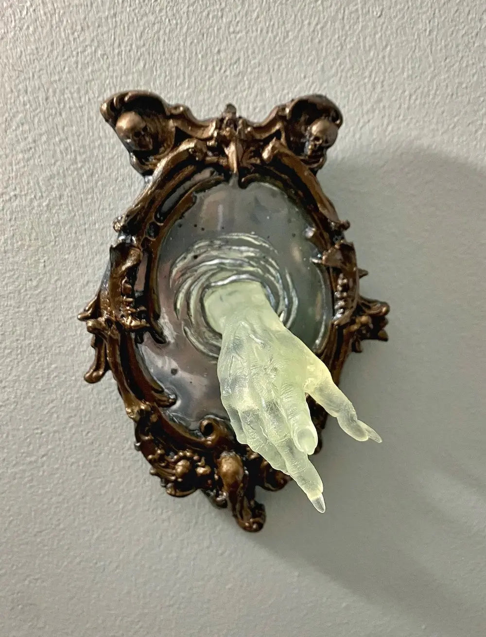 Rynx | Spirit in the Mirror – Shining 3D wall decoration made of resin for mysterious spaces