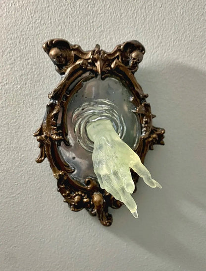 Rynx | Spirit in the Mirror – Shining 3D wall decoration made of resin for mysterious spaces