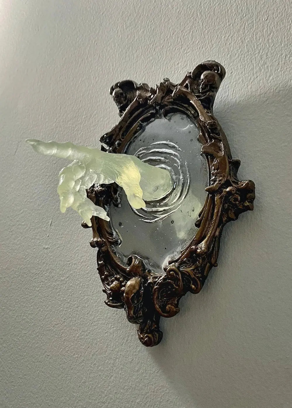 Rynx | Spirit in the Mirror – Shining 3D wall decoration made of resin for mysterious spaces