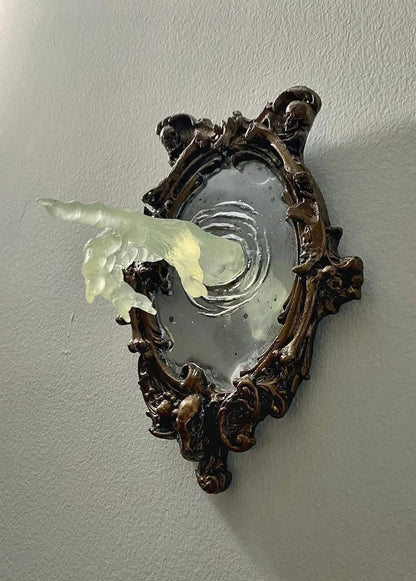Rynx | Spirit in the Mirror – Shining 3D wall decoration made of resin for mysterious spaces