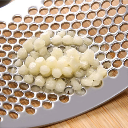 Rynx | Durable garlic press made of stainless steel for effortless crushing