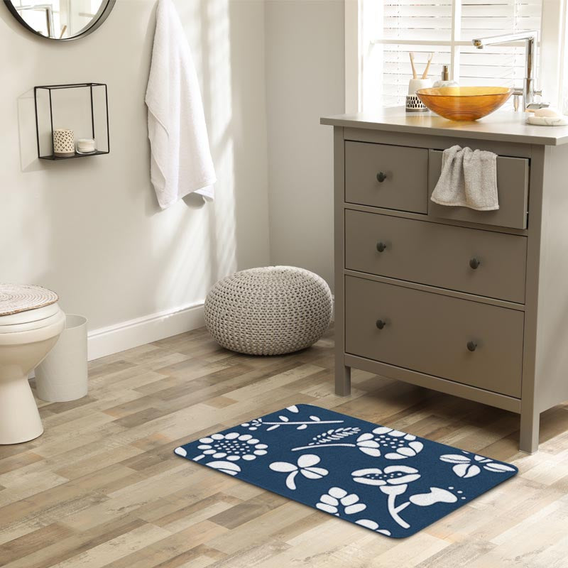 Rynx | White and navy blue flower bath mat