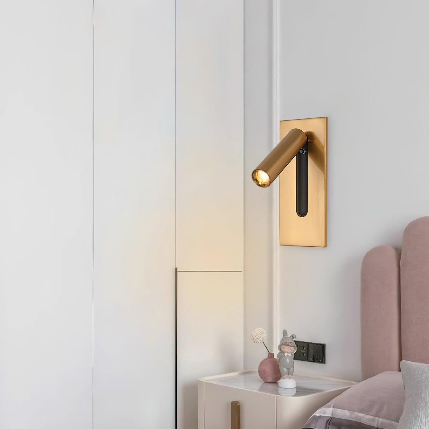 Rynx | Modern Laiton Wall Lamp
