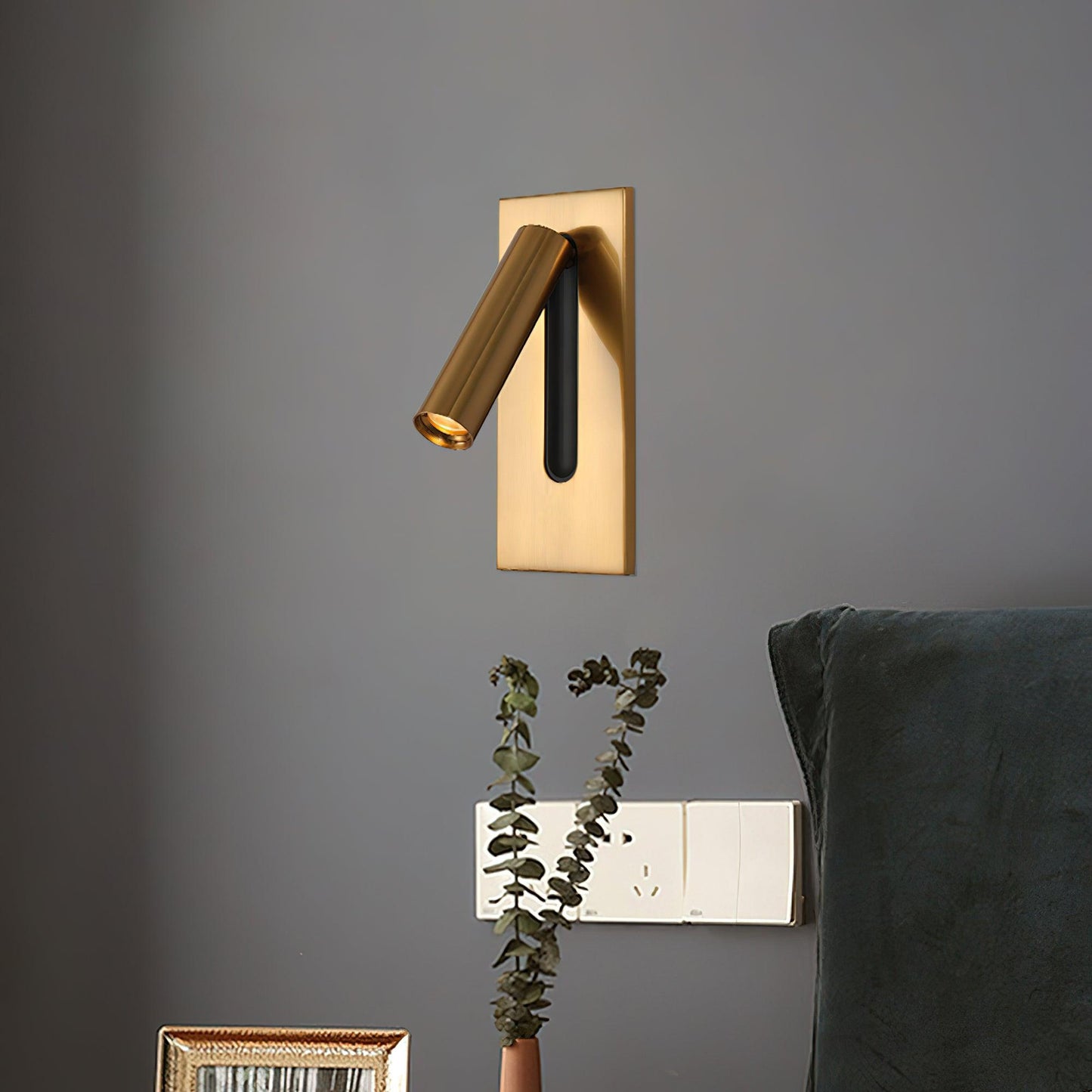 Rynx | Modern Laiton Wall Lamp