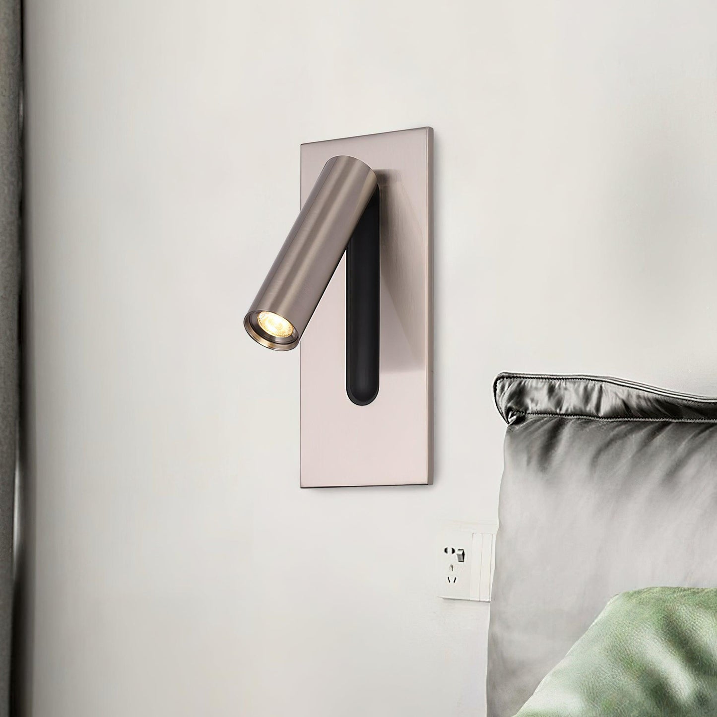 Rynx | Modern Laiton Wall Lamp