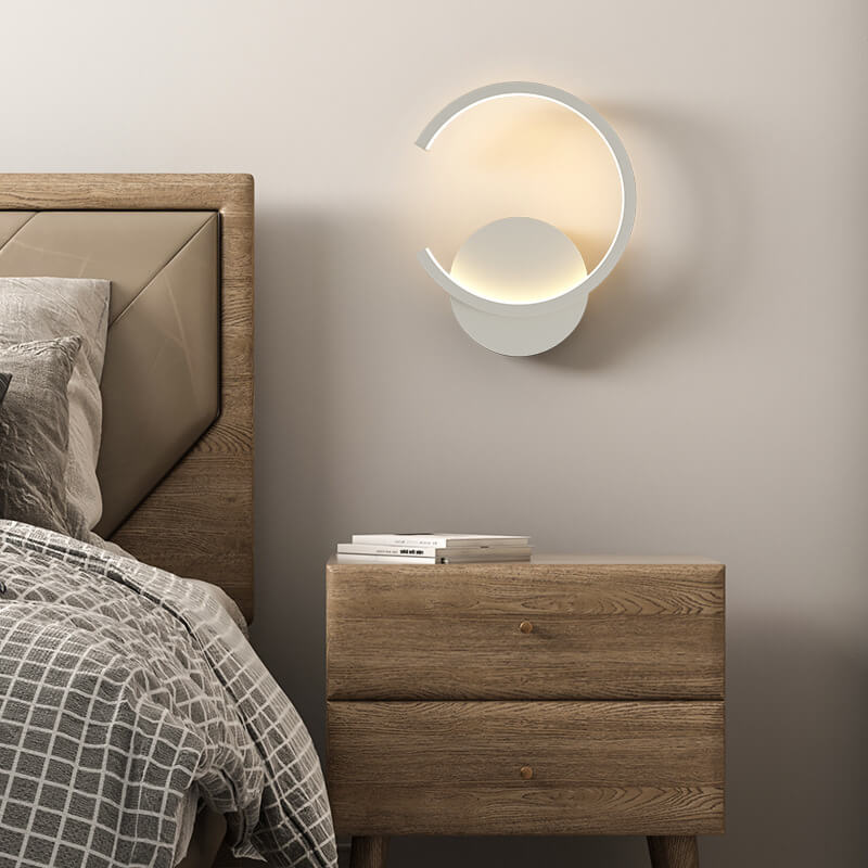 Rynx | Minimalist round LED wall lamp with arm, 1 light