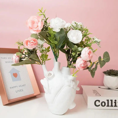 Rynx | Creative Heart-Shaped Resin Vase for Flowers – Customized Desktop Home Decoration Sculpture