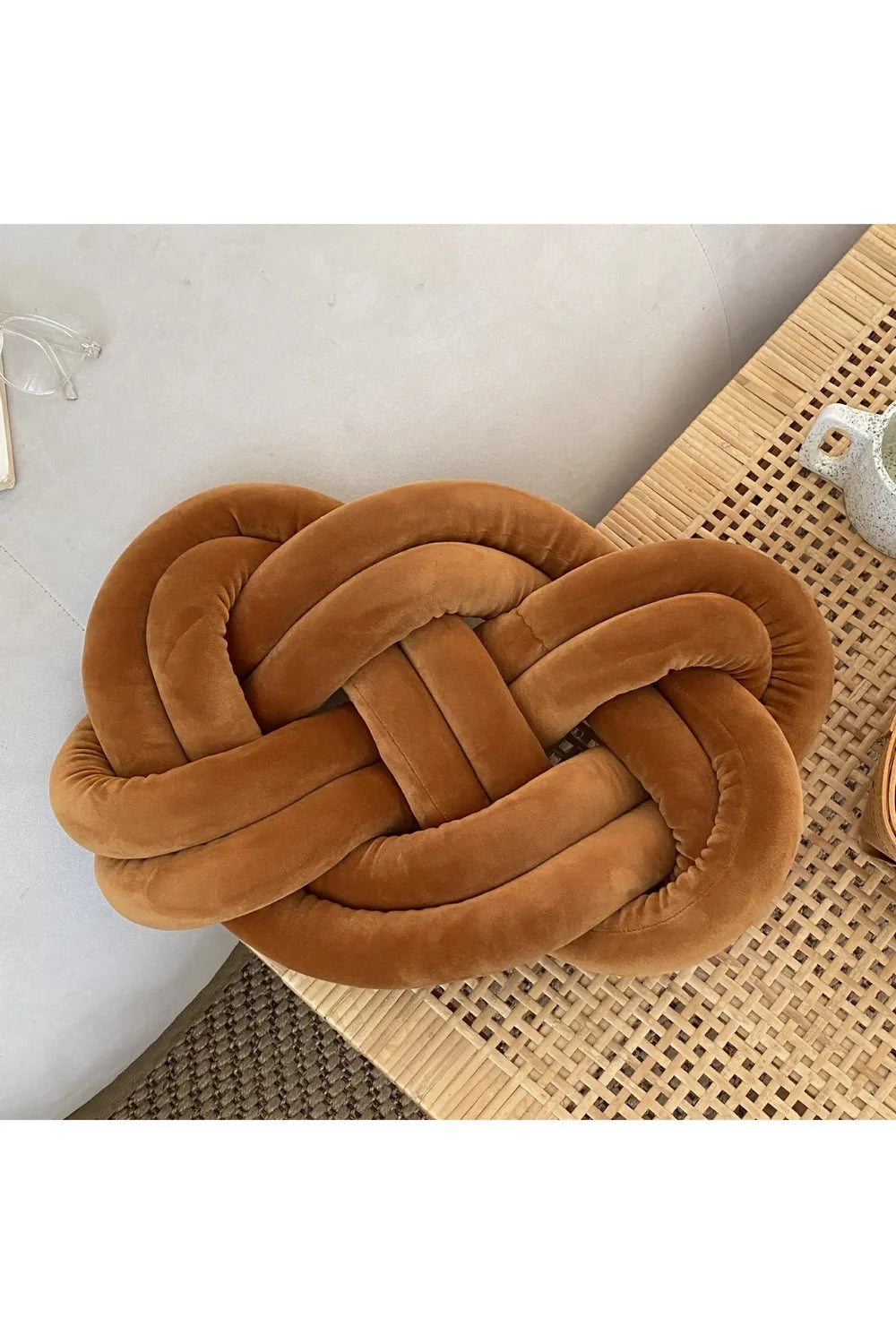Rynx | Knot accent pillow