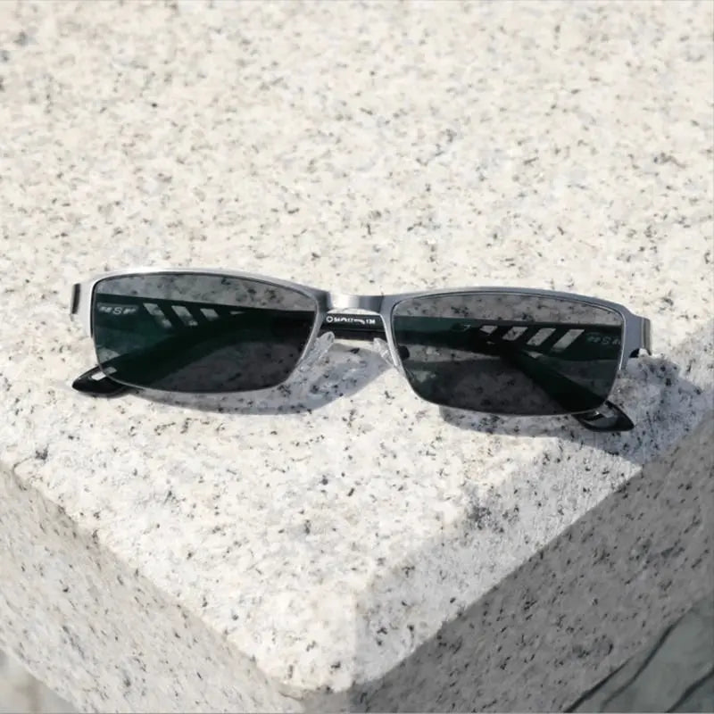 Rynx | Ultra-light multifocal self-tinting reading glasses