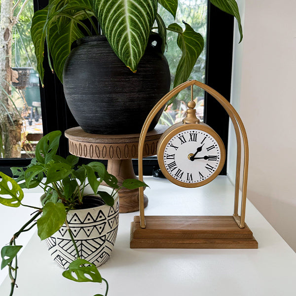 Rynx | Arc-shaped table clock