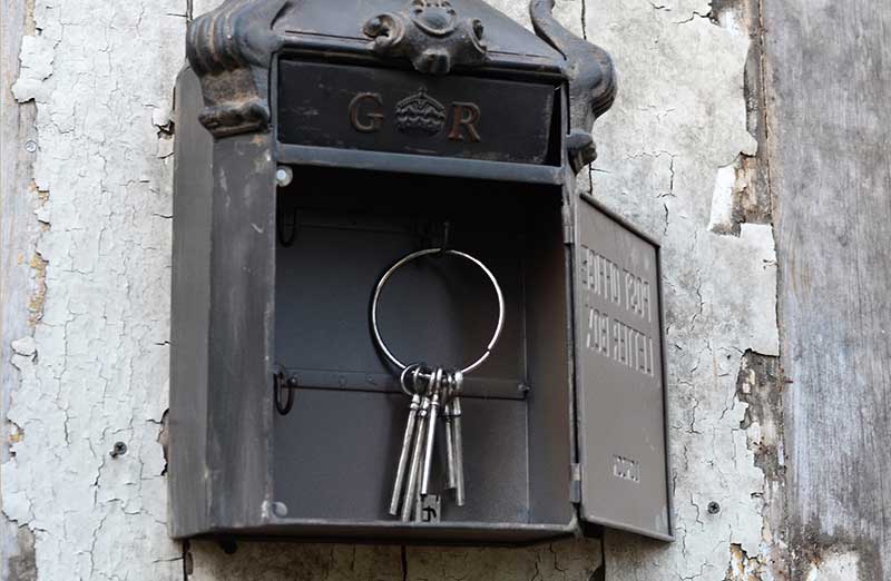 Rynx | Antique inspired mailbox